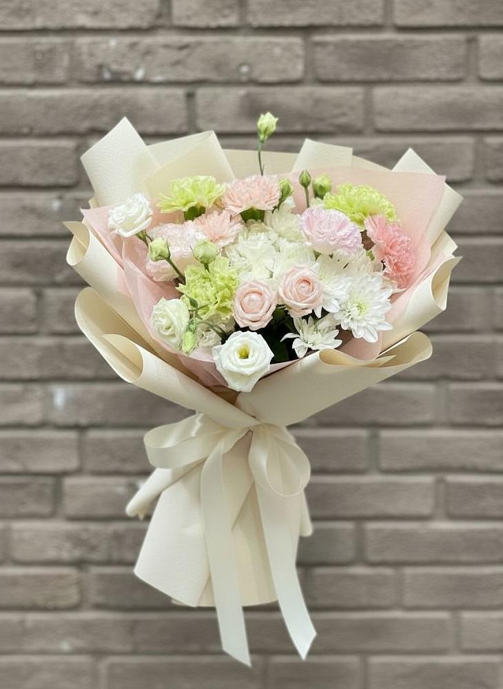 Букет цветов из: Гвоздики, Розы, Лизиантусы и Хризантемы в Тоннельном