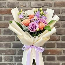 Букет цветов из:  Лизиантусы и Розы в Тоннельном