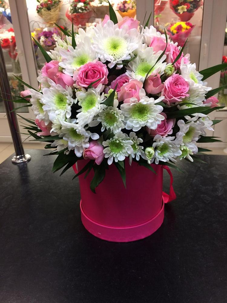 Цветочная композиция из Розы и Хризантемы в шляпной коробке в Тоннельном