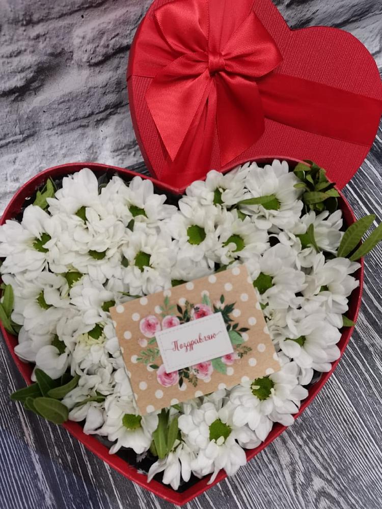 Цветочная композиция из Хризантемы в виде сердца в Тоннельном