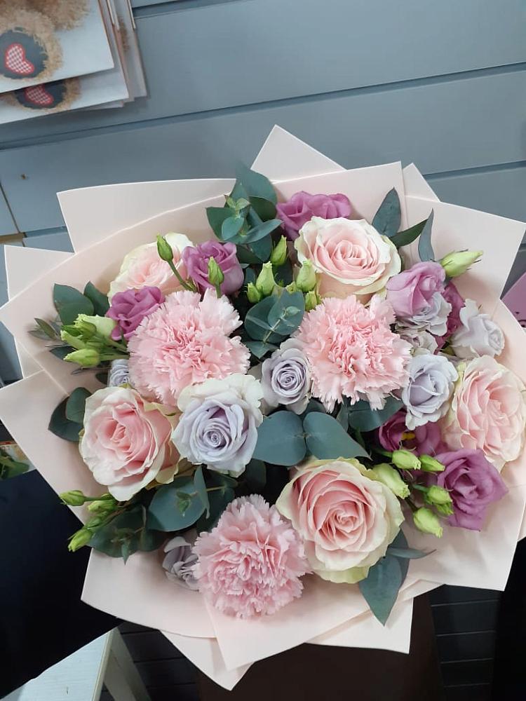 Букет цветов из: Розы, Гвоздики и Лизиантусы в Тоннельном